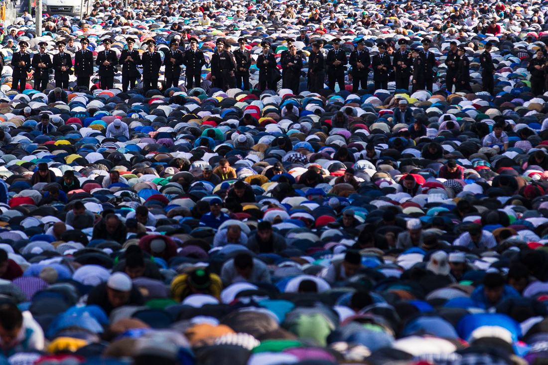 Окончание мусульманского. Ураза байрам в Москве. Мусульмане молятся в Москве. Мусульмане в Москве молятся на улице. Рамадан в Москве.